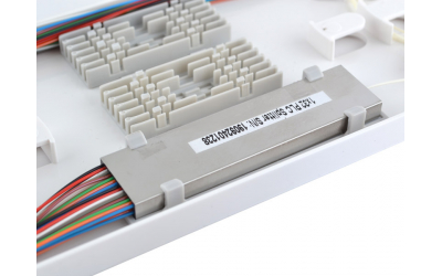 Пример установки делителя PLC-1x32 в кассету с вмонтированным фиксатором Н1х32