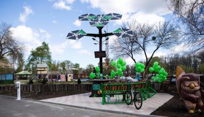 В Киеве установили первое смарт-дерево для раздачи Wi-Fi