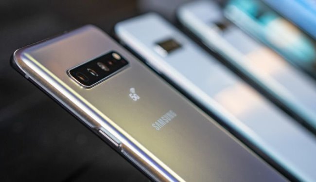 Samsung зміцнить позиції на ринку смартфонів через проблеми у Huawei