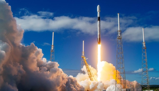 SpaceX виводить на орбіту ще 60 інтернет-супутників Starlink